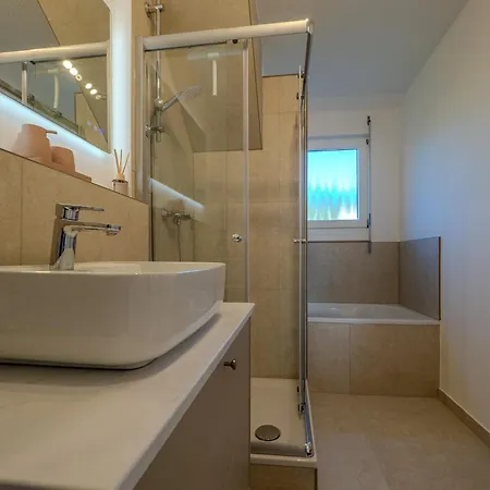 Stylische Loft-maisonette Mit Galerie Und Burgblick Fuer 6 Gaeste Διαμέρισμα